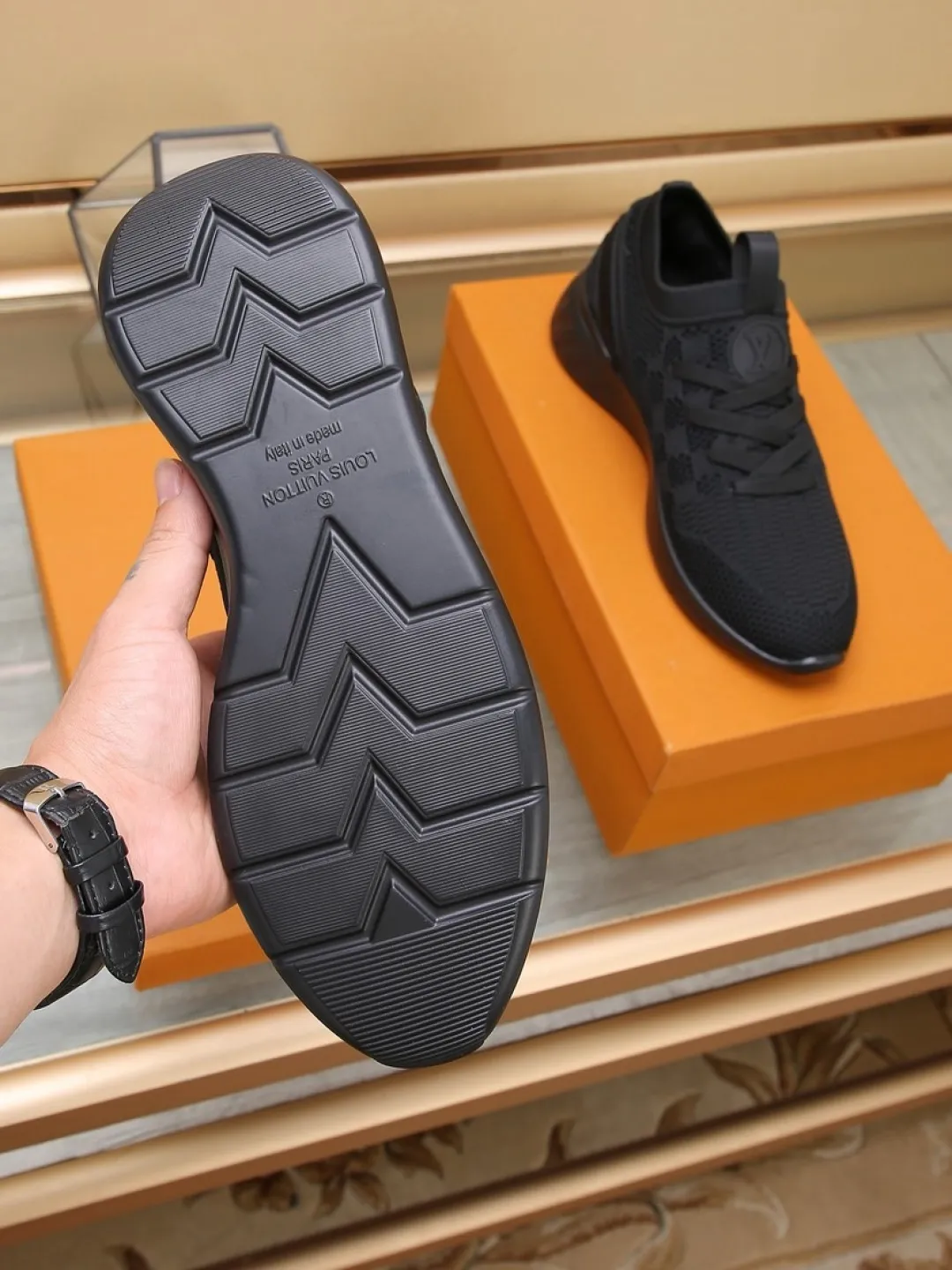 Men's shoes 💰P420💰"LOUI* VUITTO*" latest popular men's casual shoes ✔️This model is made of the original breathable fly woven fabric. The real thing is super shiny⚡️ Fashionable and versatile. The toe last shape is firm and full. The soles are LV original molds and can be put in and out at will. It is light and comfortable for the foot~Purely handmade, details determine the quality! Size:38-44